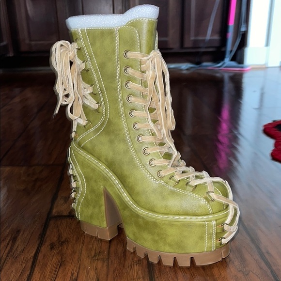 club exx Shoes - Stylish Green Lace-Up Platform Boots 7